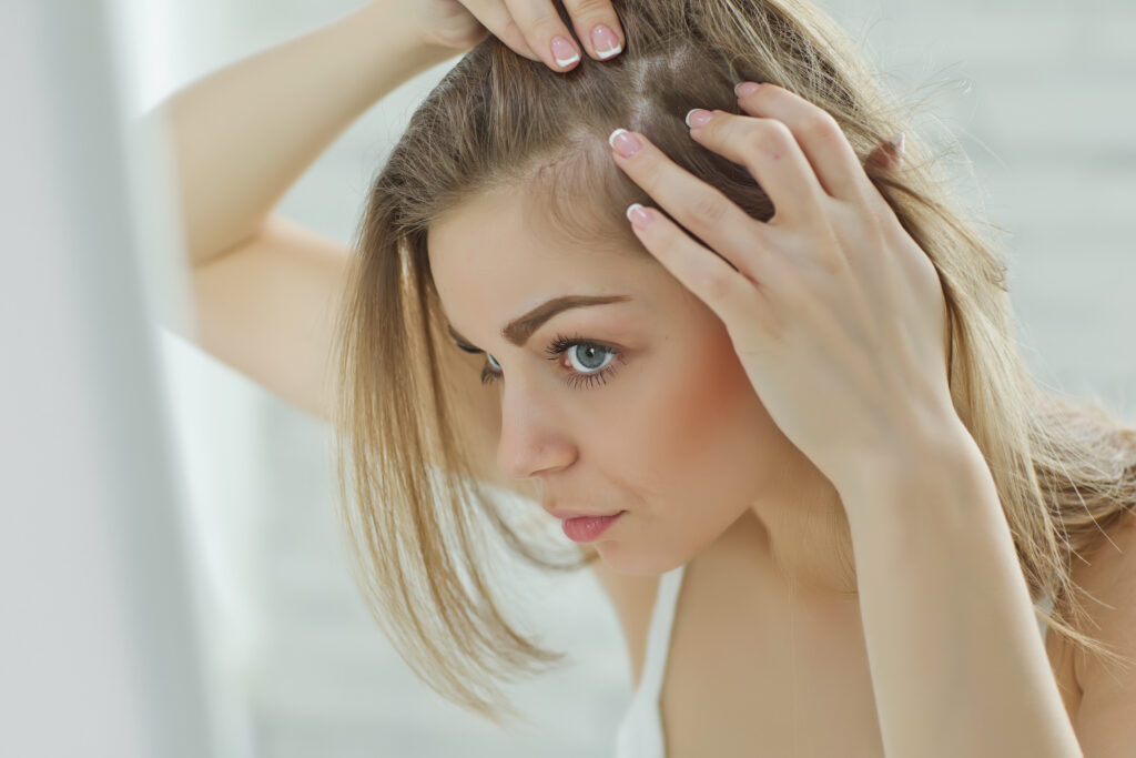 kobieta z osłabionymi włosami wypadanie włosów jak wzmocnić swoje włosy
