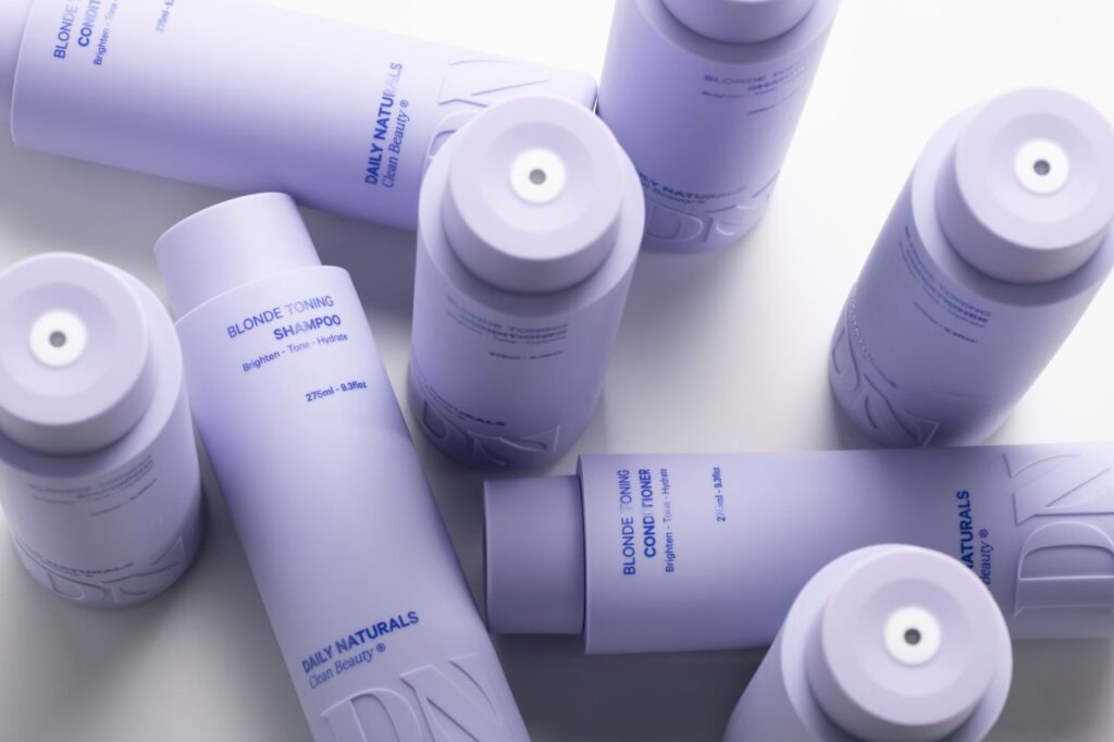 Wegańskie kosmetyki do włosów Daily Naturals z linii Clean Beauty – szampon i odżywka do włosów farbowanych.