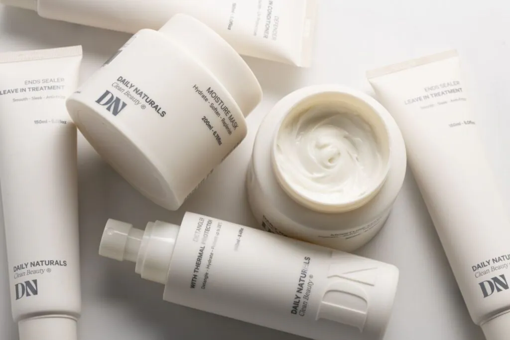 Wegańskie kosmetyki do włosów Daily Naturals z linii Clean Beauty – maska nawilżająca, serum na końcówki i spray termoochronny.