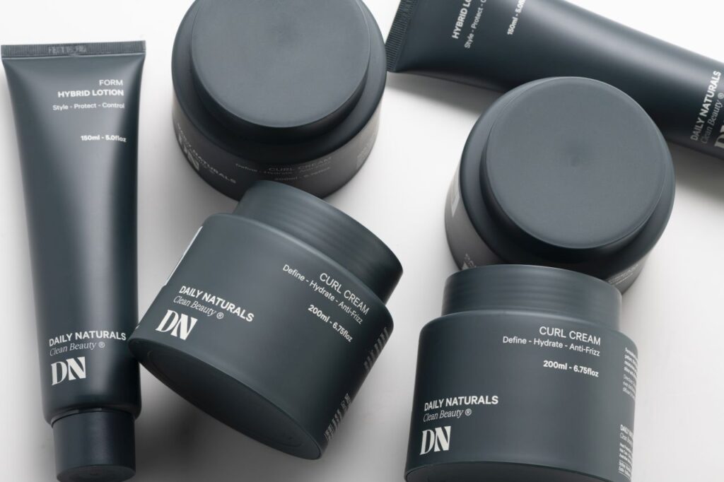 Wegańskie kosmetyki do włosów Daily Naturals z linii Clean Beauty – produkty do stylizacji włosów.