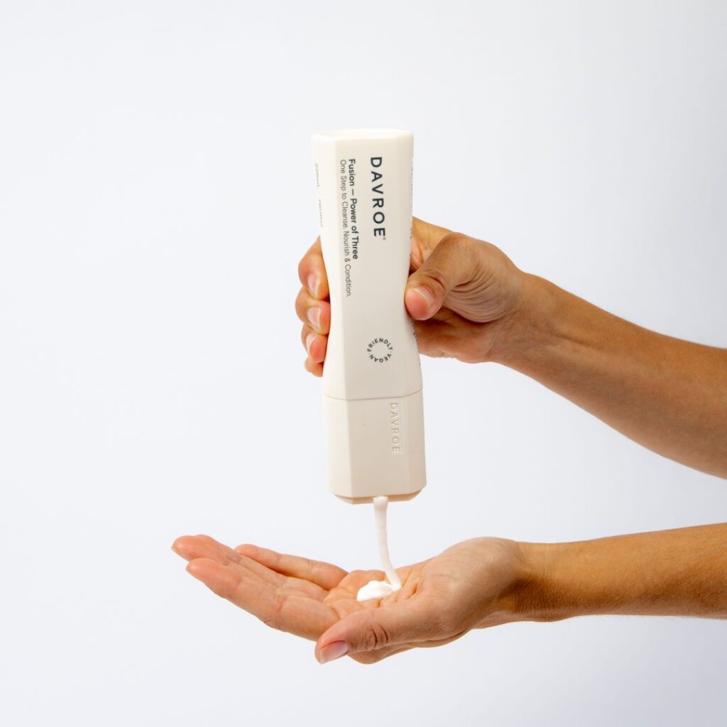 Aplikacja profesjonalnego szamponu Davroe Fusion Power of Three na dłoń – widoczna kremowa konsystencja produktu.