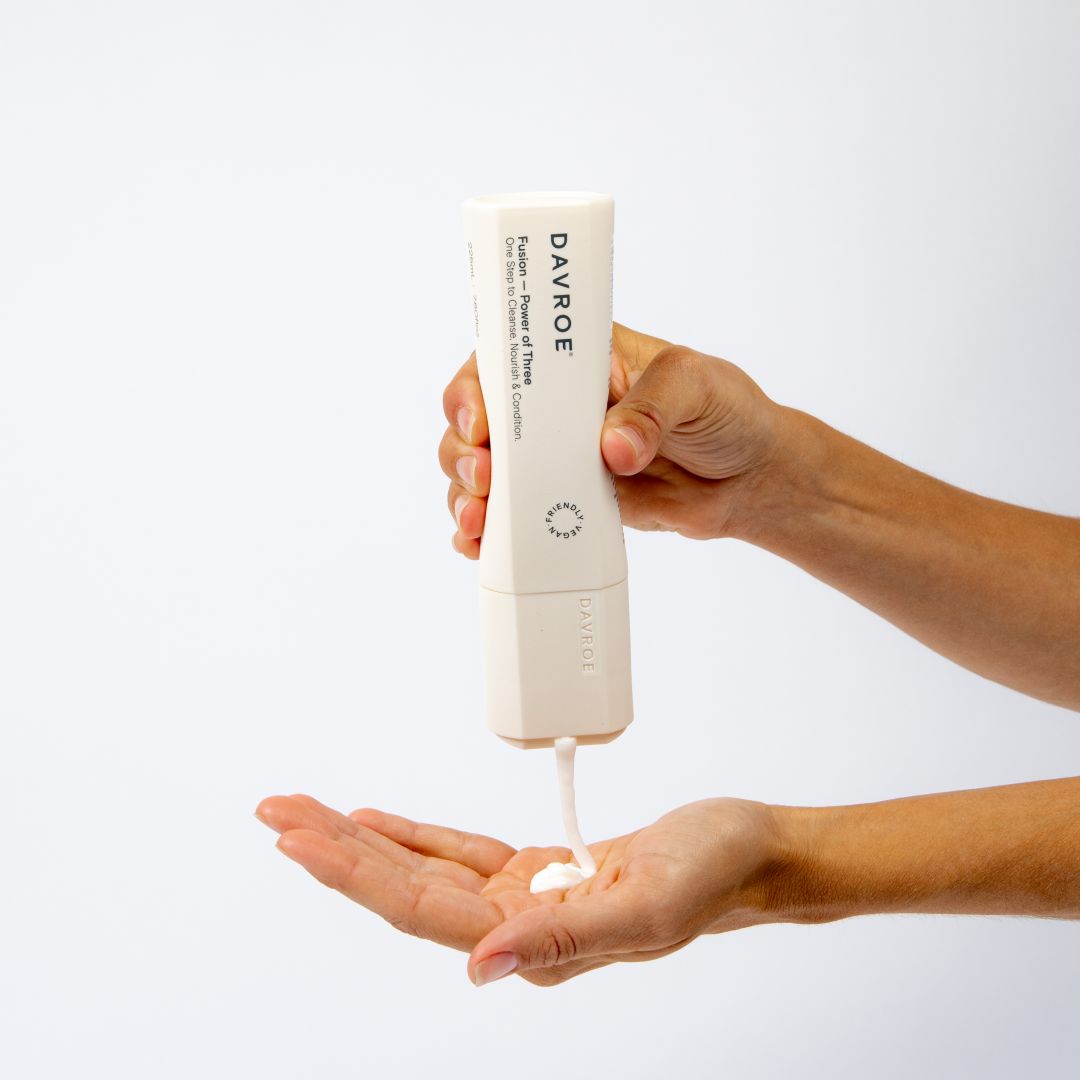 Aplikacja profesjonalnego szamponu Davroe Fusion Power of Three na dłoń – widoczna kremowa konsystencja produktu.